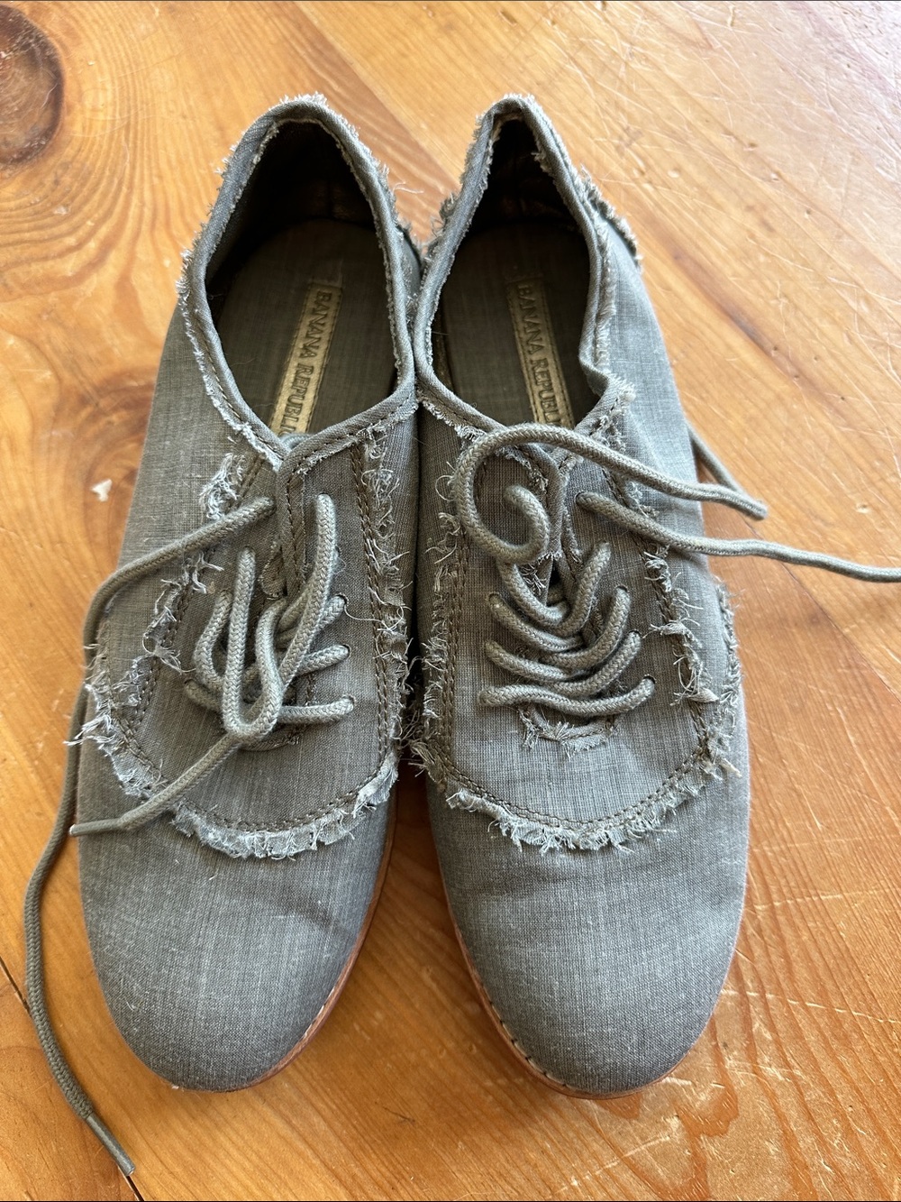 Women’s 8.5 Banana Republic Green Gray Linen Frayed Oxford Flats